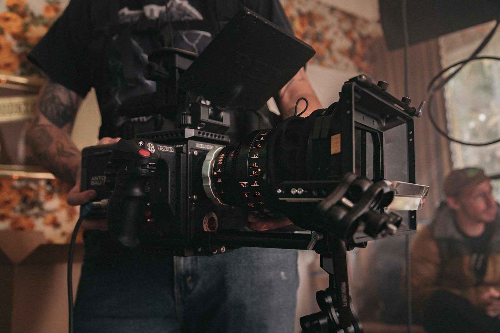 Pessoa segurando uma câmera de filmagem