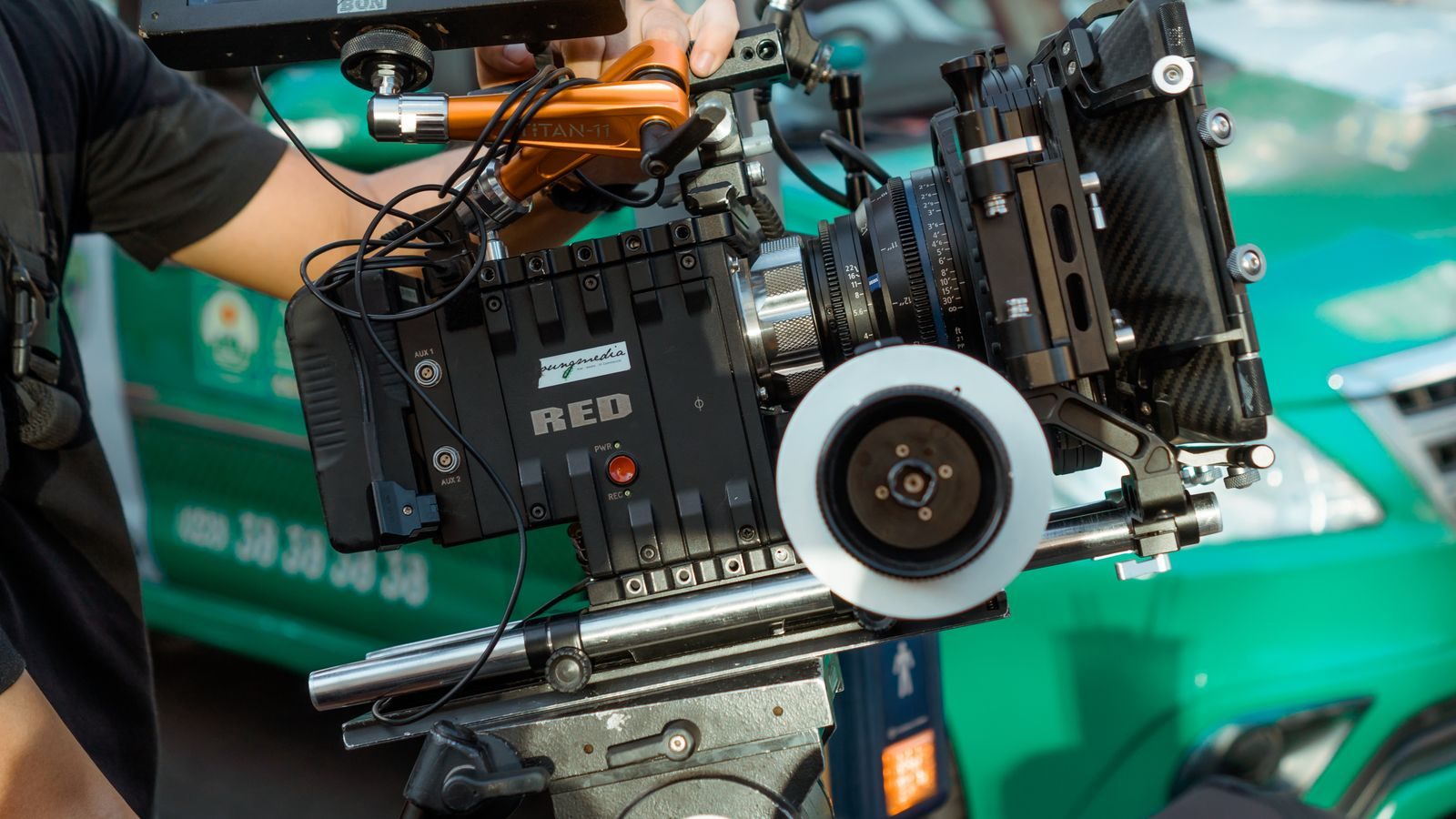 Close de um rig de câmera de cinema profissional em um set ensolarado