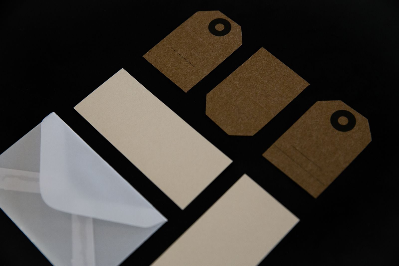 Flat lay de envelopes e etiquetas sobre superfície escura para mockup