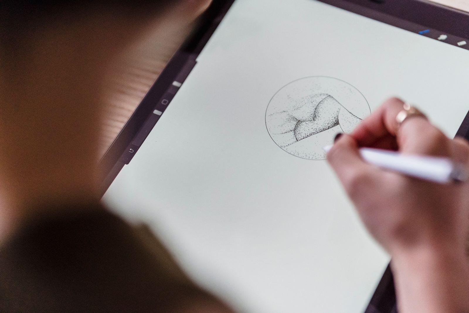 Vista de cima de artista anônimo com caneta desenhando um esboço criativo em uma mesa digitalizadora