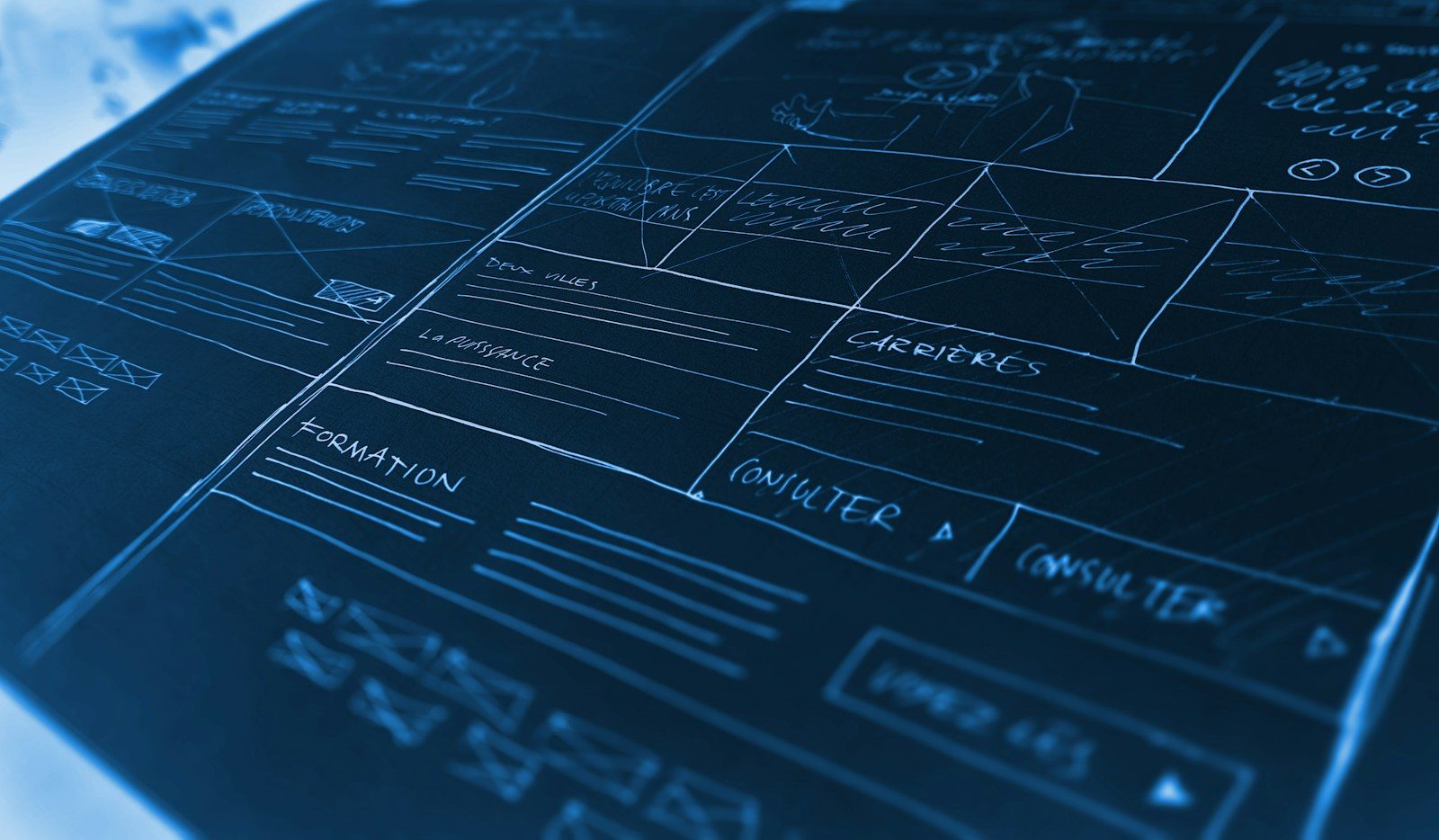 Esboços de wireframe de site desenhados à mão em fundo azul-escuro