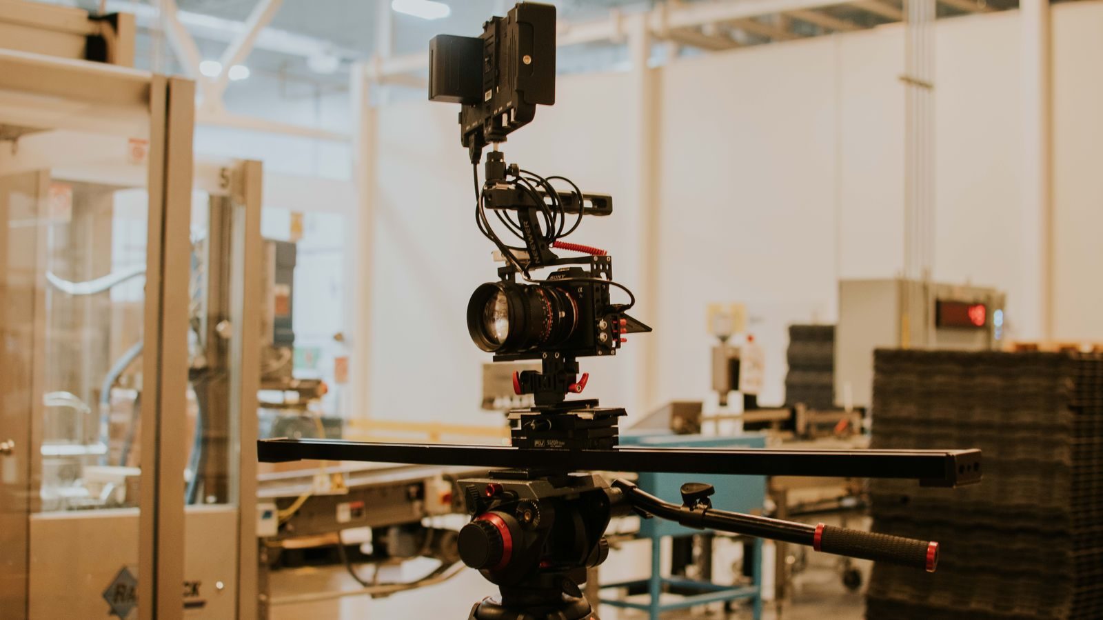 Vista detalhada de um rig de câmera montado para filmagem profissional em estúdio