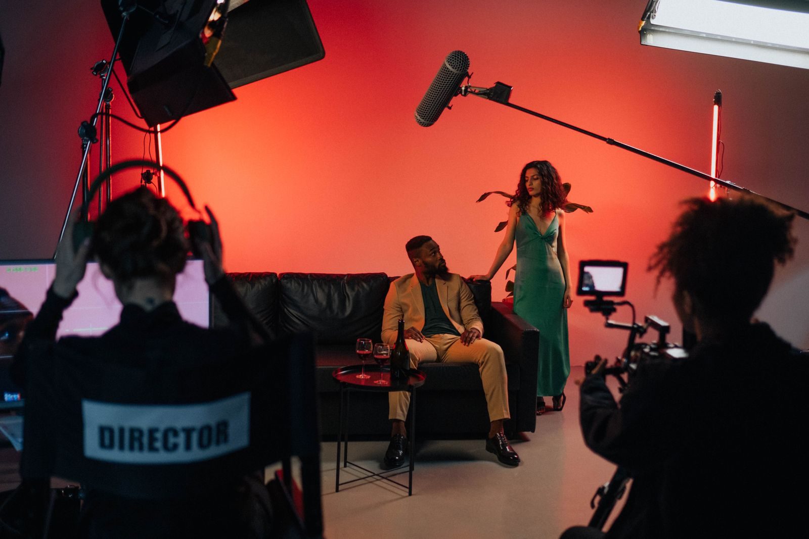 Set de filmagem movimentado com atores e equipe trabalhando em um estúdio