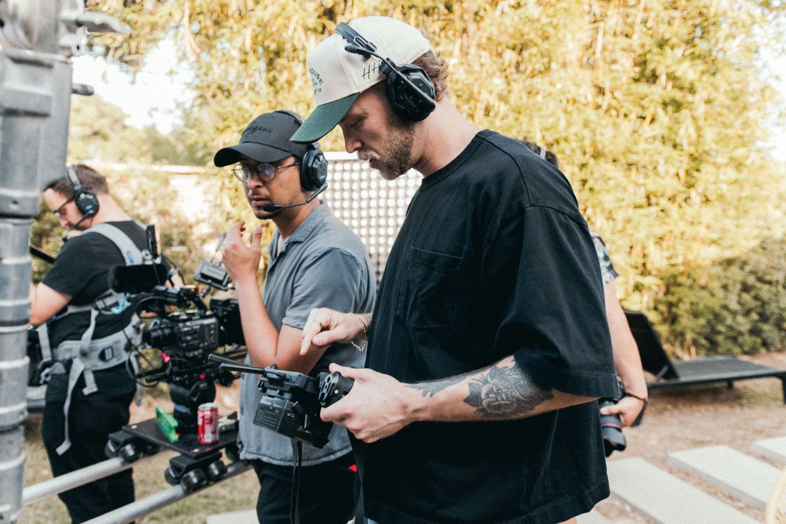 Cineastas e equipe de câmera trabalhando em um set ao ar livre